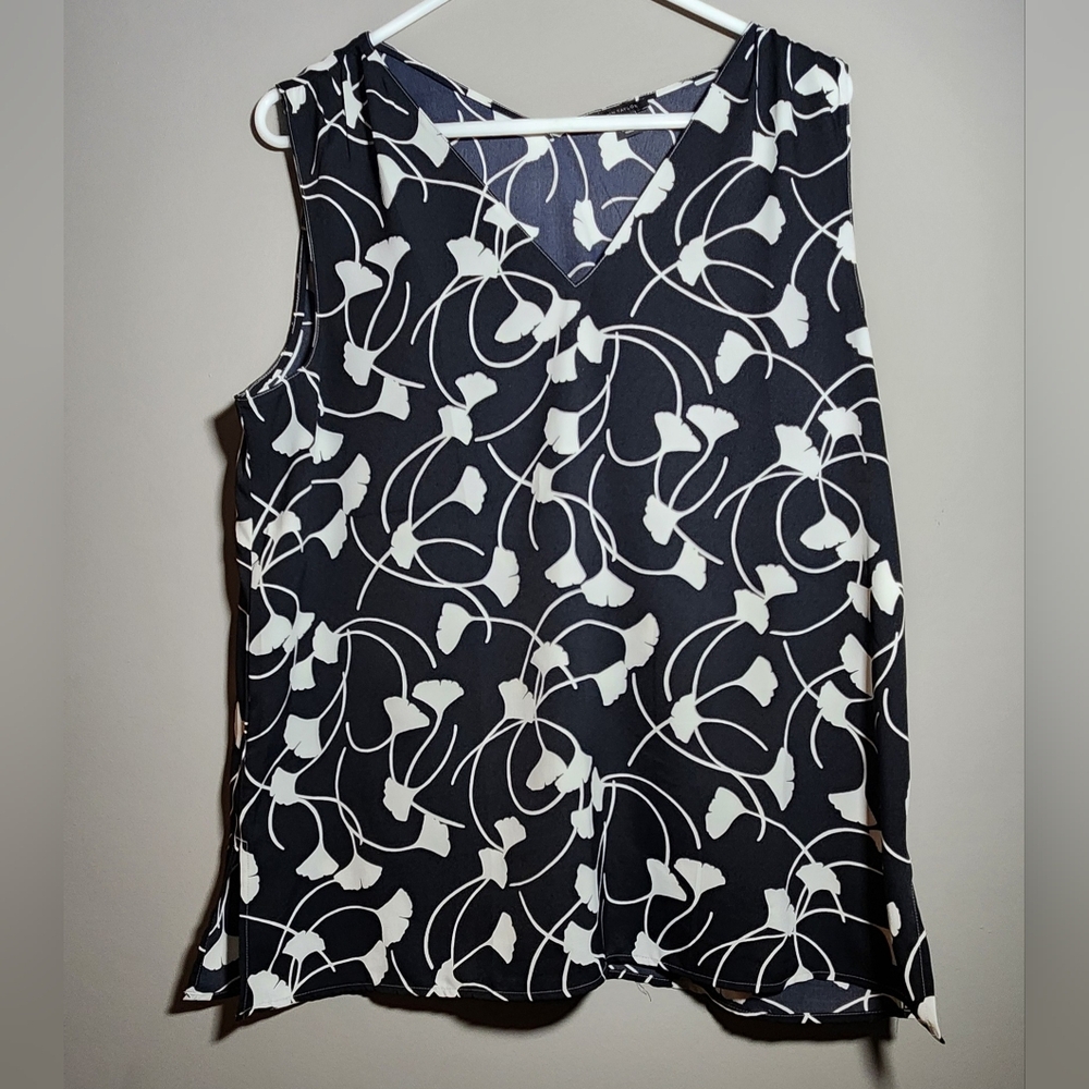 Ann Taylor — Sleeveless V-Neck Black & White Floral Lightweight Top Large